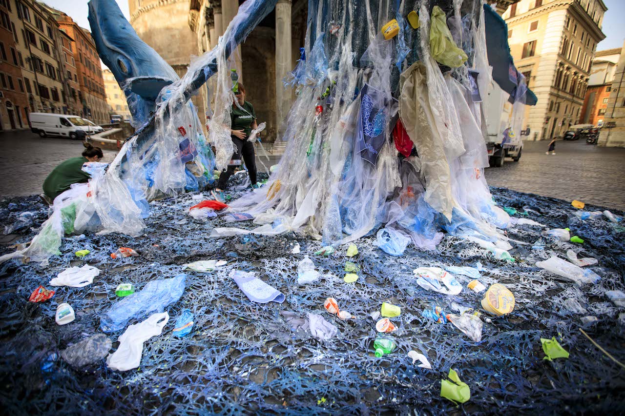 Greenpeace in azione a Roma: «La plastica usa e getta di Coca Cola, San Benedetto, Ferrero, Nestlè, Haribo e Unilever inquina i mari italiani»