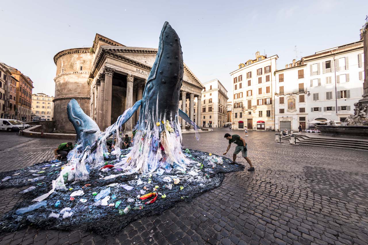 Greenpeace in azione a Roma: «La plastica usa e getta di Coca Cola, San Benedetto, Ferrero, Nestlè, Haribo e Unilever inquina i mari italiani»