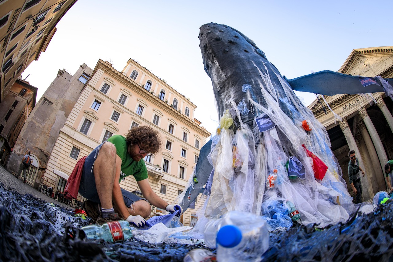 Greenpeace in azione a Roma: «La plastica usa e getta di Coca Cola, San Benedetto, Ferrero, Nestlè, Haribo e Unilever inquina i mari italiani»