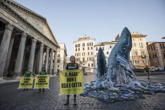 Greenpeace in azione a Roma: «La plastica usa e getta di Coca Cola, San Benedetto, Ferrero, Nestlè, Haribo e Unilever inquina i mari italiani»