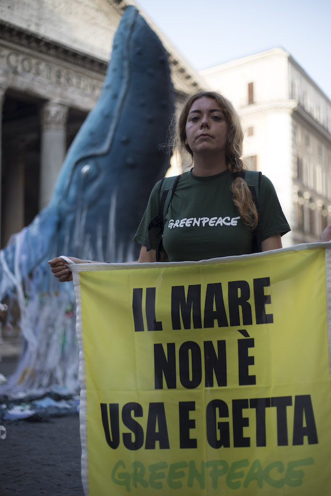 Greenpeace in azione a Roma: «La plastica usa e getta di Coca Cola, San Benedetto, Ferrero, Nestlè, Haribo e Unilever inquina i mari italiani»