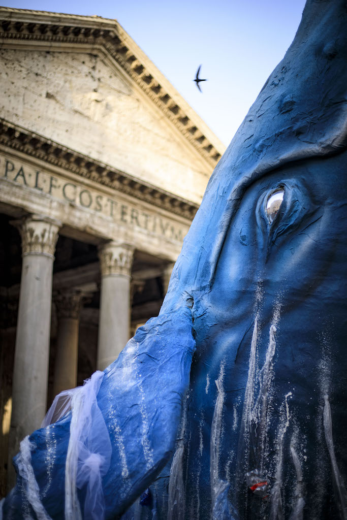 Greenpeace in azione a Roma: «La plastica usa e getta di Coca Cola, San Benedetto, Ferrero, Nestlè, Haribo e Unilever inquina i mari italiani»