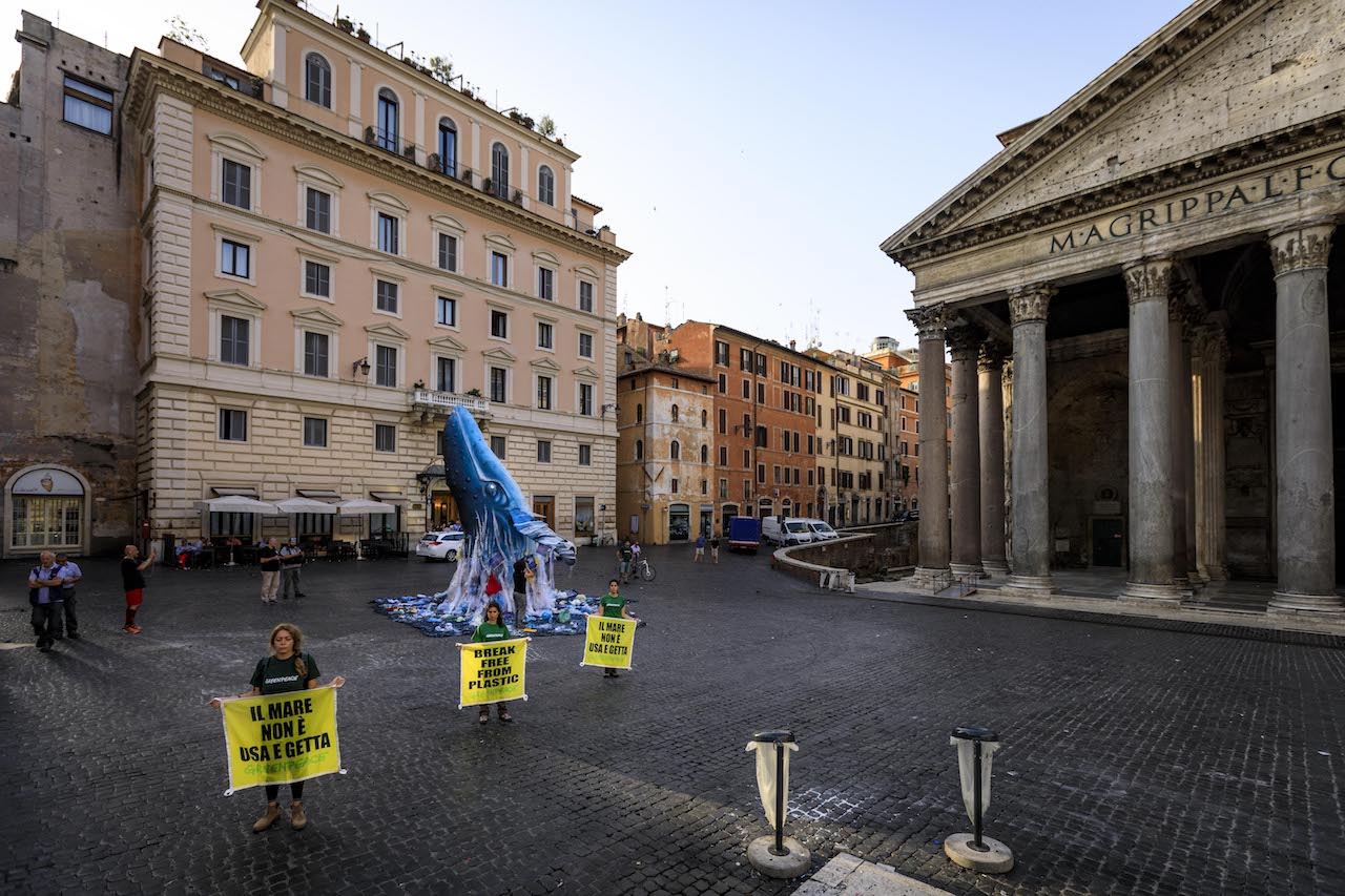 Greenpeace in azione a Roma: «La plastica usa e getta di Coca Cola, San Benedetto, Ferrero, Nestlè, Haribo e Unilever inquina i mari italiani»