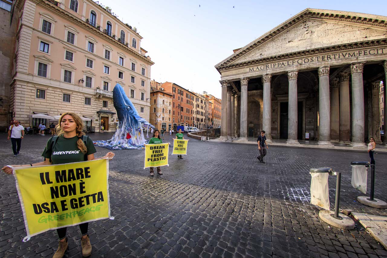 Greenpeace in azione a Roma: «La plastica usa e getta di Coca Cola, San Benedetto, Ferrero, Nestlè, Haribo e Unilever inquina i mari italiani»