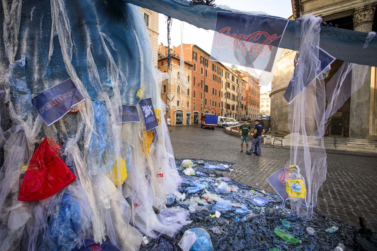 Greenpeace in azione a Roma: «La plastica usa e getta di Coca Cola, San Benedetto, Ferrero, Nestlè, Haribo e Unilever inquina i mari italiani»