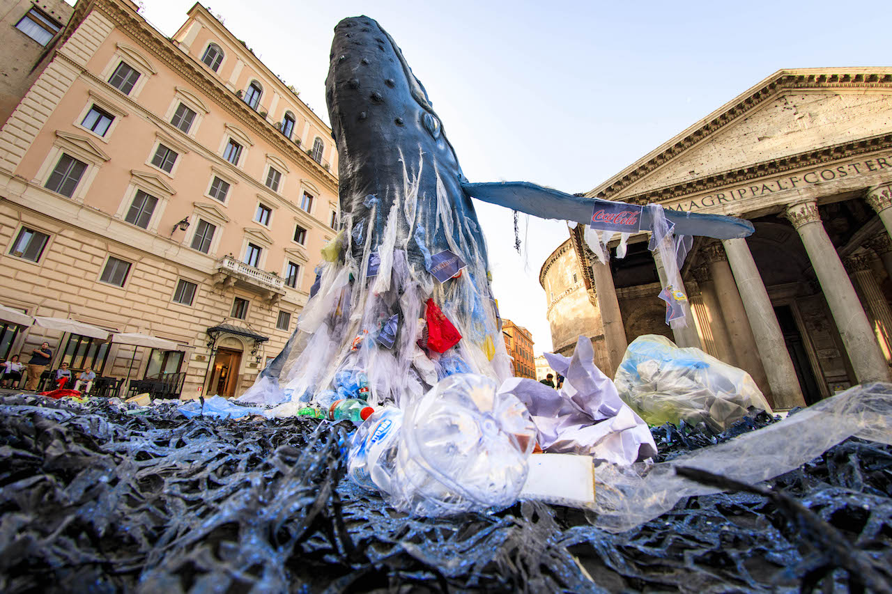 Greenpeace in azione a Roma: «La plastica usa e getta di Coca Cola, San Benedetto, Ferrero, Nestlè, Haribo e Unilever inquina i mari italiani»