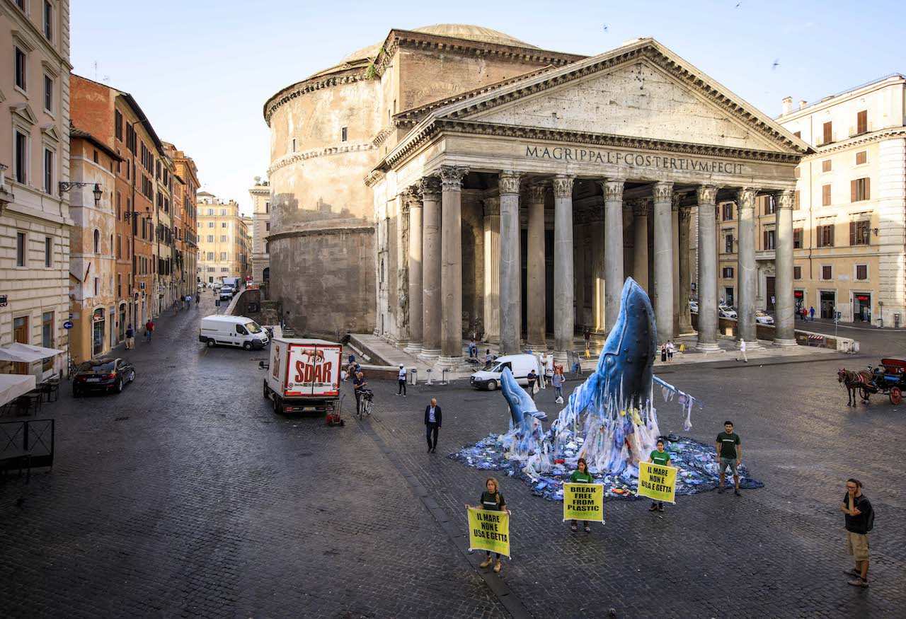 Greenpeace in azione a Roma: «La plastica usa e getta di Coca Cola, San Benedetto, Ferrero, Nestlè, Haribo e Unilever inquina i mari italiani»