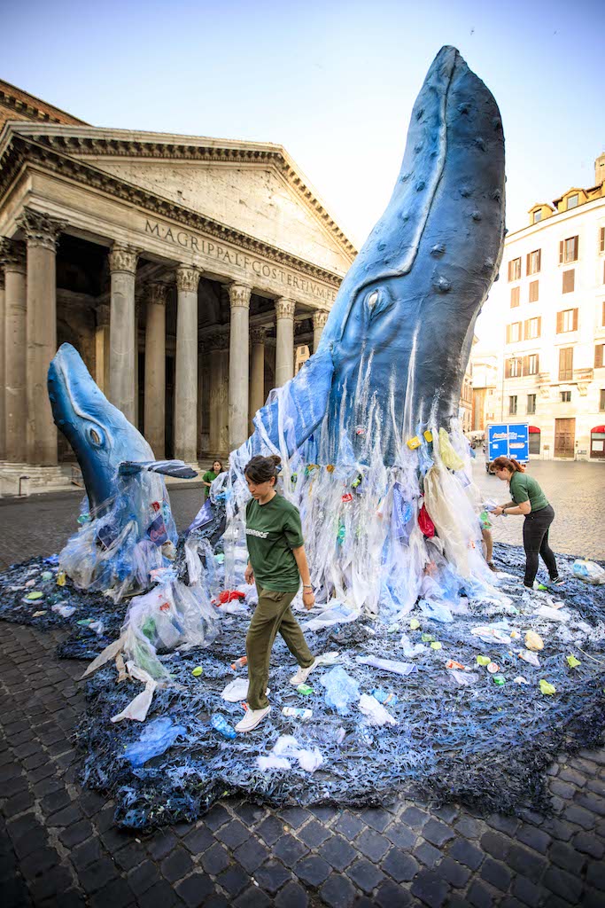 Greenpeace in azione a Roma: «La plastica usa e getta di Coca Cola, San Benedetto, Ferrero, Nestlè, Haribo e Unilever inquina i mari italiani»